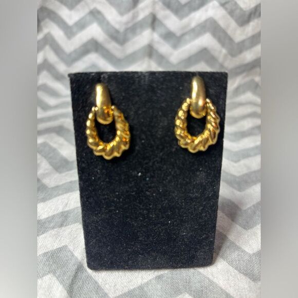 Jewelry - Goldtone Post Earrings Excellent Preloved Condition